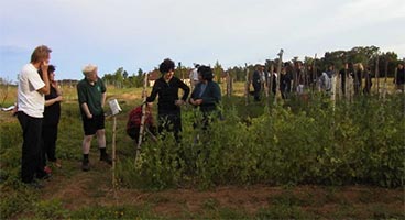 Un esperimento di orto naturale realizzato anni orsono a Dreamland. Nella foto: la visita all’orto di Dreamland dei compianti Ola Cassadore e Mike Davis, leader spirituali Apache