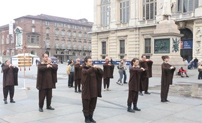 Kaui (Allievi) della Scuola di Kemò-vad Sole Nero eseguono la Paità in Piazza Castello (Torino)